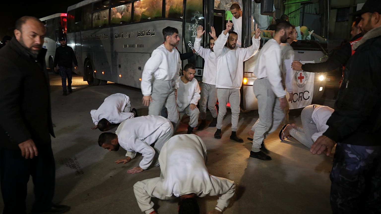 أسرى فلسطينيون محررون يؤدون سجود الشكر أثناء وصولهم إلى قطاع غزة بعد الإفراج عنهم من السجون الإسرائيلية في أعقاب اتفاق وقف إطلاق النار بين حماس وإسرائيل، بتاريخ 27 فبراير 2025