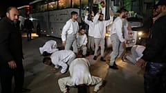 أسرى فلسطينيون محررون يؤدون سجود الشكر أثناء وصولهم إلى قطاع غزة بعد الإفراج عنهم من السجون الإسرائيلية في أعقاب اتفاق وقف إطلاق النار بين حماس وإسرائيل، بتاريخ 27 فبراير 2025