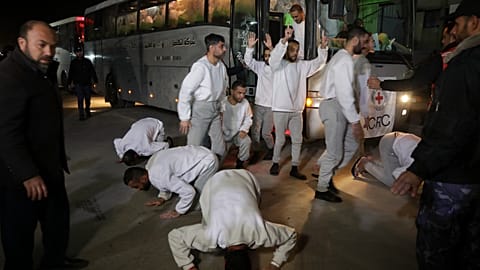 أسرى فلسطينيون محررون يؤدون سجود الشكر أثناء وصولهم إلى قطاع غزة بعد الإفراج عنهم من السجون الإسرائيلية في أعقاب اتفاق وقف إطلاق النار بين حماس وإسرائيل، بتاريخ 27 فبراير 2025