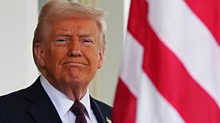 الرئيس دونالد ترامب ينتظر استقبال رئيس الوزراء البريطاني كير ستارمر في البيت الأبيض، الخميس 27 فبراير 2025، في واشنطن.