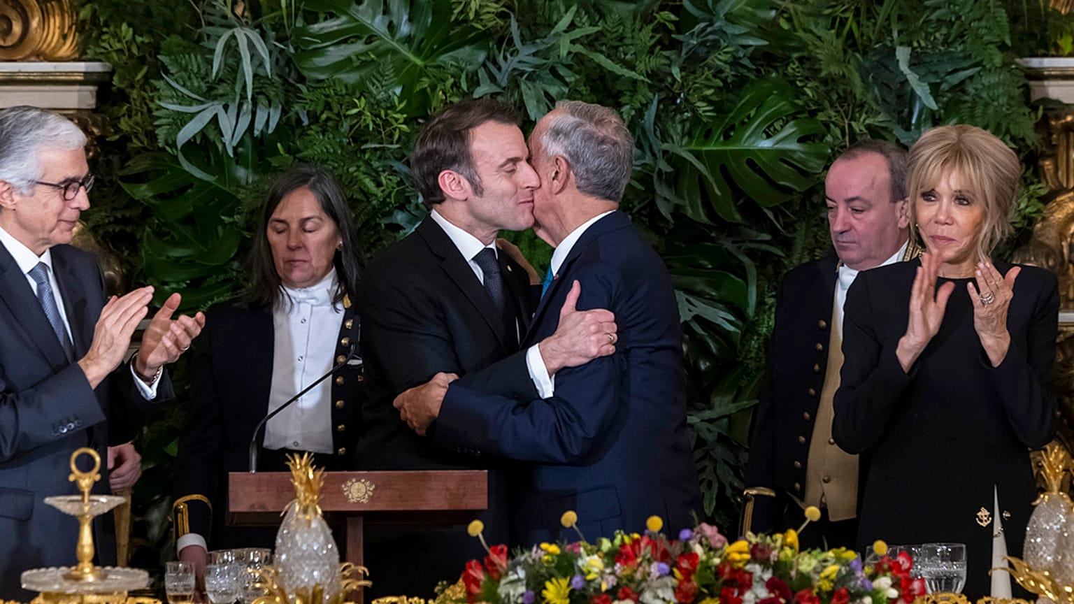 Der portugiesische Präsident Marcelo Rebelo de Sousa und der französische Präsident Emmanuel Macron umarmen sich nach ihren Reden während eines Staatsdinners im Ajuda-Nationalpalast in Lissabon