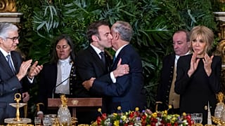 Der portugiesische Präsident Marcelo Rebelo de Sousa und der französische Präsident Emmanuel Macron umarmen sich nach ihren Reden während eines Staatsdinners im Ajuda-Nationalpalast in Lissabon