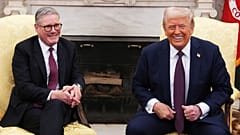 Präsident Donald Trump trifft sich mit dem britischen Premierminister Keir Starmer, links, im Weißen Haus, Donnerstag, 27. Februar 2025, in Washington