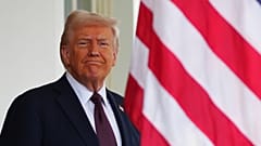 ABD Başkanı Donald Trump, Beyaz Saray'da İngiltere Başbakanı Keir Starmer'ı karşılamak için beklerken, 27 Şubat 2025