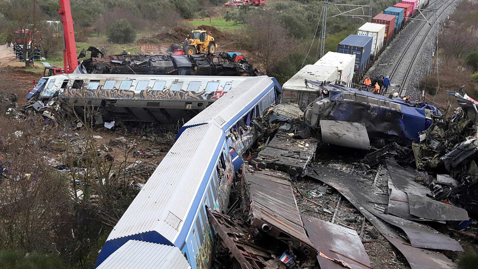 DOSSIER - Une grue, des pompiers et des sauveteurs interviennent après une collision qui a fait 57 morts à Tempe, à environ 376 kilomètres (235 miles) au nord d'Athènes.