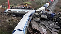 DATEI - Ein Kran, Feuerwehrleute und Rettungskräfte arbeiten nach einem Unfall, bei dem 57 Menschen ums Leben kamen, in Tempe, etwa 376 Kilometer (235 Meilen) nördlich von Athen