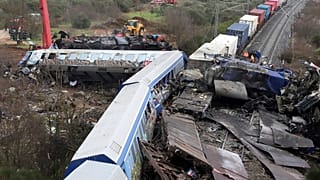 FILE - Dźwig, strażacy i ratownicy działają po kolizji, w której zginęło 57 osób, w Tempe, około 376 kilometrów (235 mil) na północ od Aten.