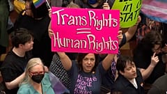 Med von einem Demonstranten, der ein Schild mit der Aufschrift "Trans Rights = Human Rights" hält Des Moines, Iowa, USA, 27.02.2025