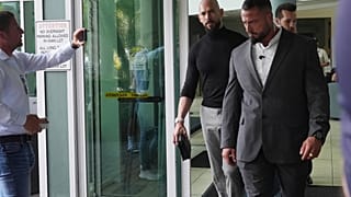 Los hermanos influencers Andrew, a la izquierda, y Tristan Tate, a la derecha, llegan el jueves 27 de febrero de 2025 a Fort Lauderdale, Florida.