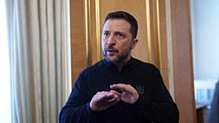 O Presidente ucraniano Volodymyr Zelenskyy fala aos jornalistas em Kiev na quarta-feira, 26 de fevereiro