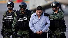FILE - Soldati scortano un uomo che le autorità hanno identificato come Omar Trevino Morales, alias "Z-42", leader del cartello della droga Zetas, a Città del Messico, il 4 marzo 2015.