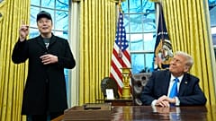 Başkan Donald Trump, Elon Musk'ın 11 Şubat 2025 Salı günü Washington'da Beyaz Saray'daki Oval Ofis'te yaptığı konuşmayı dinliyor.