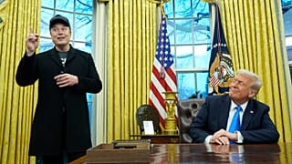 El presidente Donald Trump escucha mientras Elon Musk habla en el Despacho Oval de la Casa Blanca, el martes 11 de febrero de 2025, en Washington.