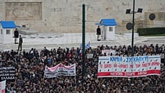 Yunanistan'ın başkenti Atina'da parlamento önünde toplanan protestocular, 28 Şubat 2025 Cuma günü ölümcül tren faciasının üzerinden geçen iki yılı kutladı.