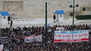 Manifestantes concentram-se em frente ao Parlamento, em Atenas, Grécia, para assinalar o segundo aniversário de um desastre ferroviário mortal, 28 de fevereiro de 2025.