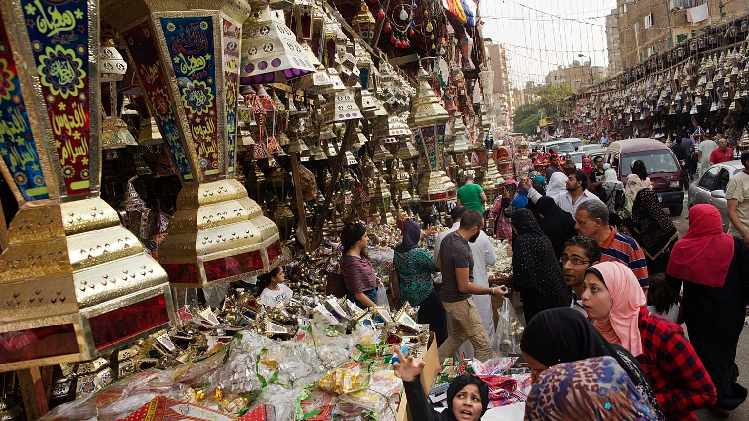 مصريون يقبلون على شراء فوانيس رمضان التقليدية والمواد الغذائية  مع اقتراب شهر رمضان في أحد أسواق حي السيدة زينب بالقاهرة، مصر، الجمعة 3 يونيو 2016.