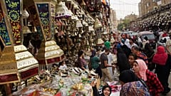 مصريون يقبلون على شراء فوانيس رمضان التقليدية والمواد الغذائية  مع اقتراب شهر رمضان في أحد أسواق حي السيدة زينب بالقاهرة، مصر، الجمعة 3 يونيو 2016.