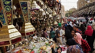مصريون يقبلون على شراء فوانيس رمضان التقليدية والمواد الغذائية  مع اقتراب شهر رمضان في أحد أسواق حي السيدة زينب بالقاهرة، مصر، الجمعة 3 يونيو 2016.