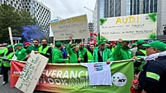 Arbeiter des deutschen Automobilherstellers Audi protestieren am Montag, den 16. September 2024, in der Innenstadt von Brüssel, Belgien, gegen die drohenden Massenentlassungen. 