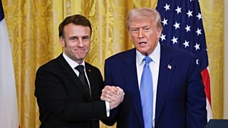 Президент США Дональд Трамп пожимает руку президенту Франции Эммануэлю Макрону во время совместной пресс-конференции в Белом доме в Вашингтоне, 24 февраля 2025 года.