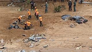 Archivo: Operarios recuperando vehículos atrapados por el barro tras la DANA