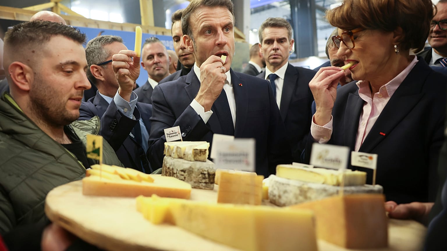 La question de la relève agricole a été au cœur des échanges au Salon de l'Agriculture, où Emmanuel Macron s'est rendu samedi dernier.