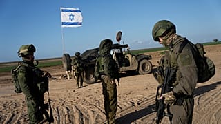 ARQUIVO: Soldados israelitas são vistos perto da fronteira com a Faixa de Gaza, no sul de Israel, segunda-feira, 4 de março de 2024. 