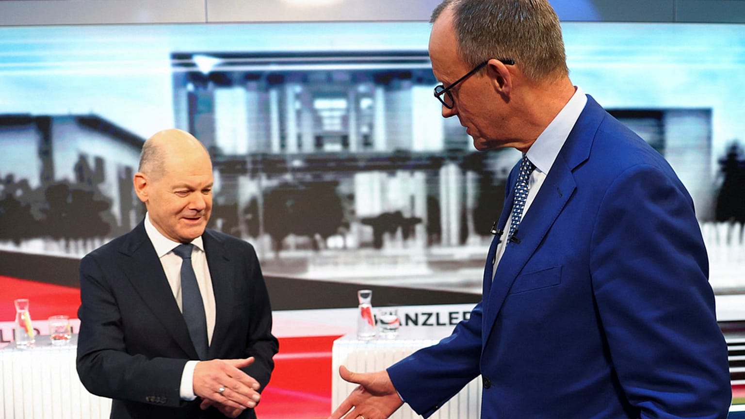 Olaf Scholz z Socjaldemokratycznej Partii Niemiec (SPD), po lewej, oraz Friedrich Merz, lider Unii Chrześcijańsko-Demokratycznej (CDU), po prawej.