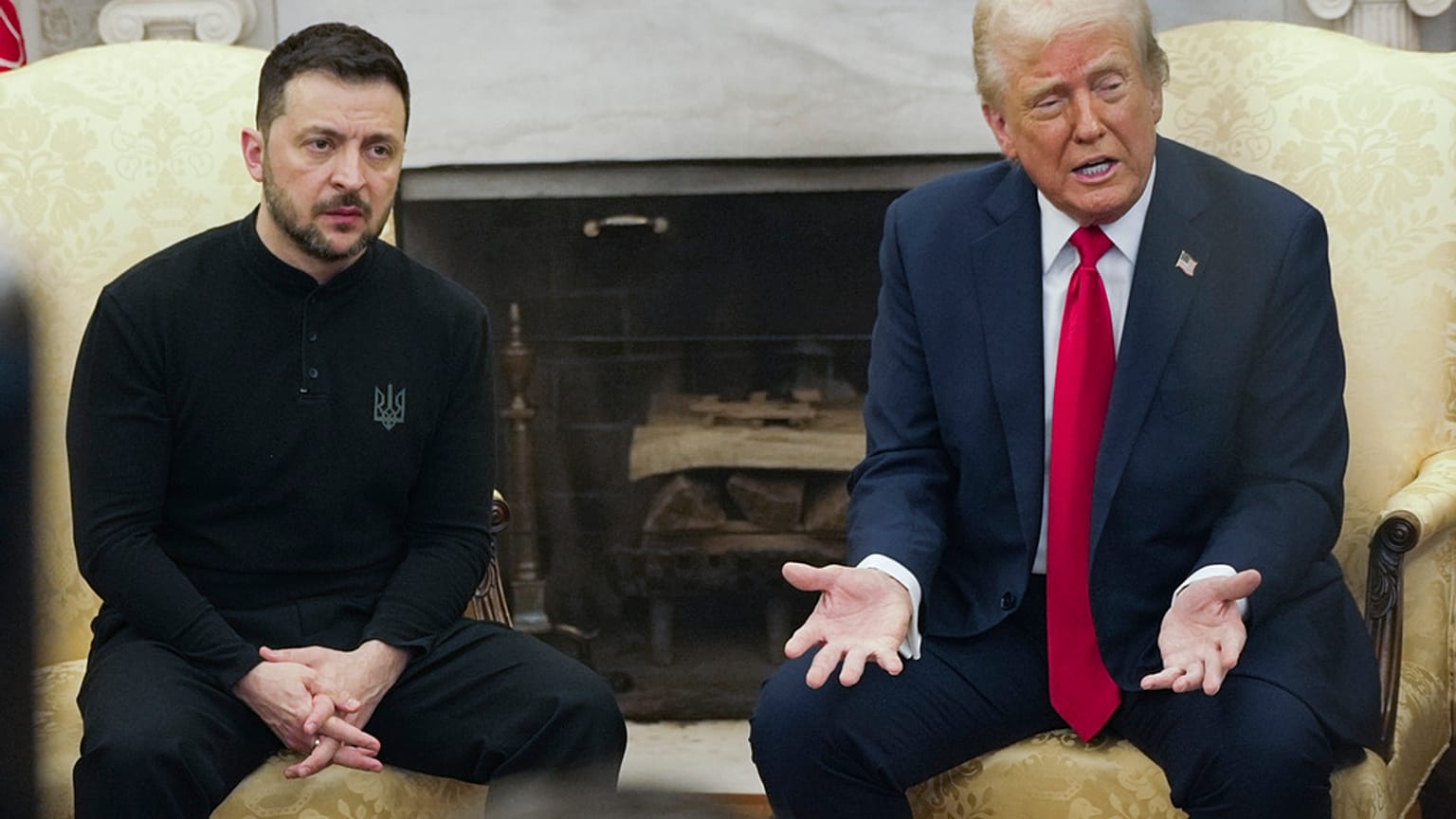 Il presidente Donald Trump, a destra, incontra il presidente ucraino Volodymyr Zelenskyy nello Studio Ovale della Casa Bianca, venerdì 28 febbraio 2025, a Washington.