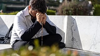 Fiéis no exterior do hospital de Roma onde Francisco está internado
