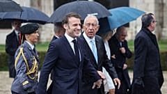 Marcelo Rebelo de Sousa portugál elnök (jobbra) fogadja francia hivatali partnerét, Emmanuel Macront Lisszabonban 2025. február 27-én. 