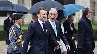 Marcelo Rebelo de Sousa portugál elnök (jobbra) fogadja francia hivatali partnerét, Emmanuel Macront Lisszabonban 2025. február 27-én. 