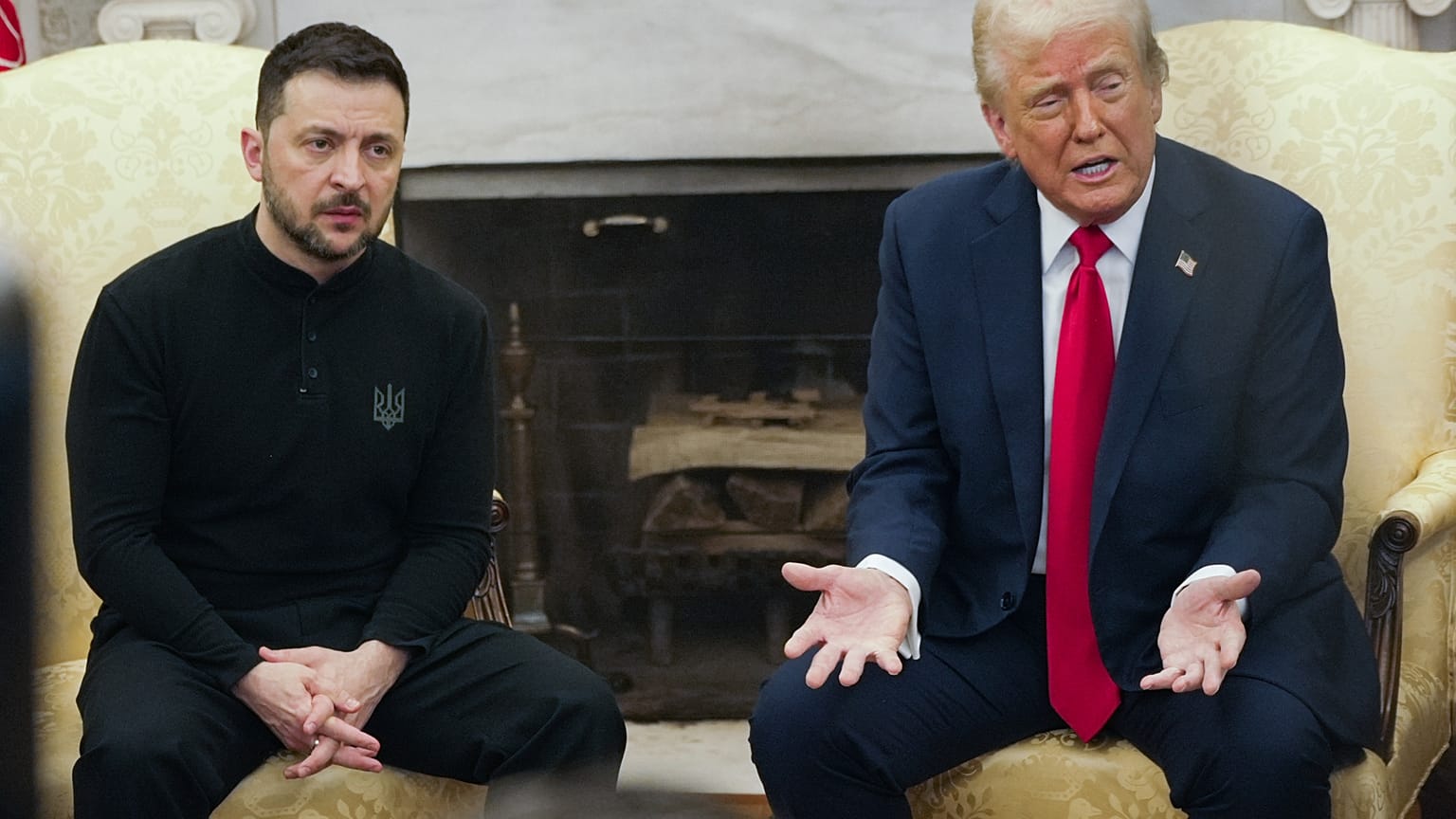 El presidente Donald Trump, a la derecha, se reúne con el presidente ucraniano Volodímir Zelenski en la Oficina Oval de la Casa Blanca, el viernes 28 de febrero de 2025