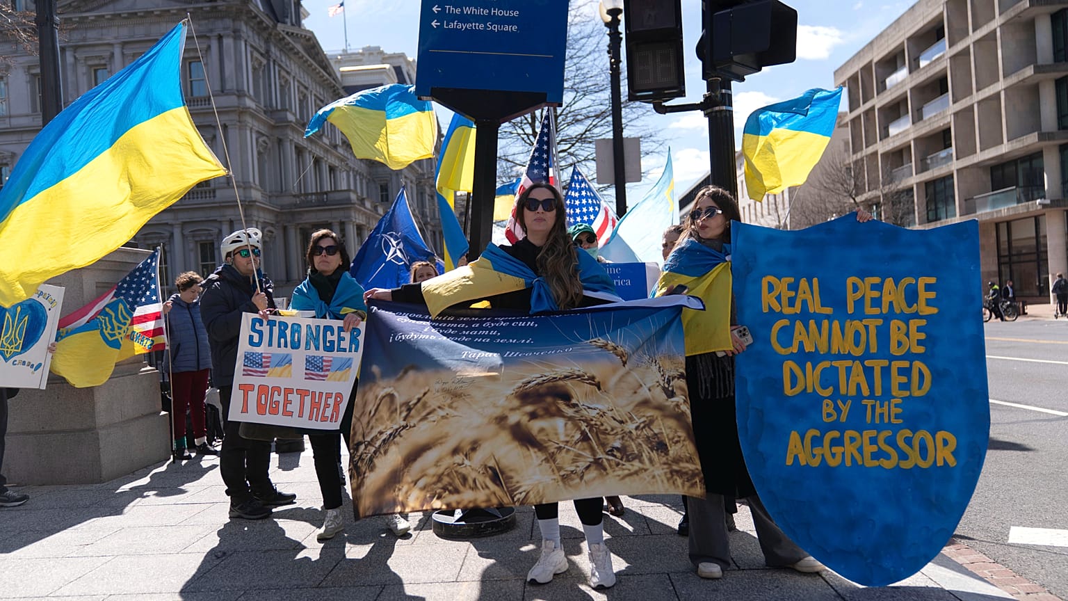 Supporters of Ukraine's President Volodymyr Zelenskyy rally outside of the White House in Washington, 28 February, 2025