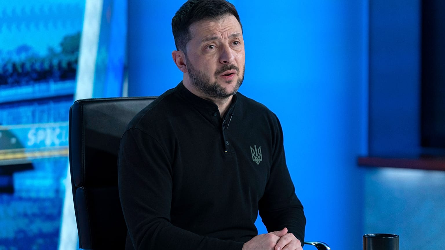 الرئيس الأوكراني فولوديمير زيلينسكي يتحدث خلال مقابلة مع بريت باير خلال تسجيل برنامج ”تقرير خاص مع بريت باير“ على قناة فوكس نيوز في واشنطن، الجمعة 28 فبراير/شباط 2025