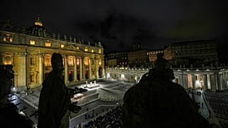 Praça de São Pedro à noite