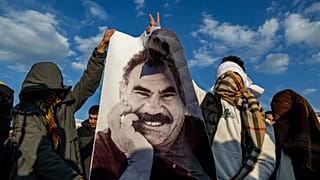 Νέοι κρατούν φωτογραφία του φυλακισμένου ηγέτη του PKK Αμπντουλάχ Οτσαλάν στο Ντιγιάρμπακιρ, 27 Φεβρουαρίου 2025. 