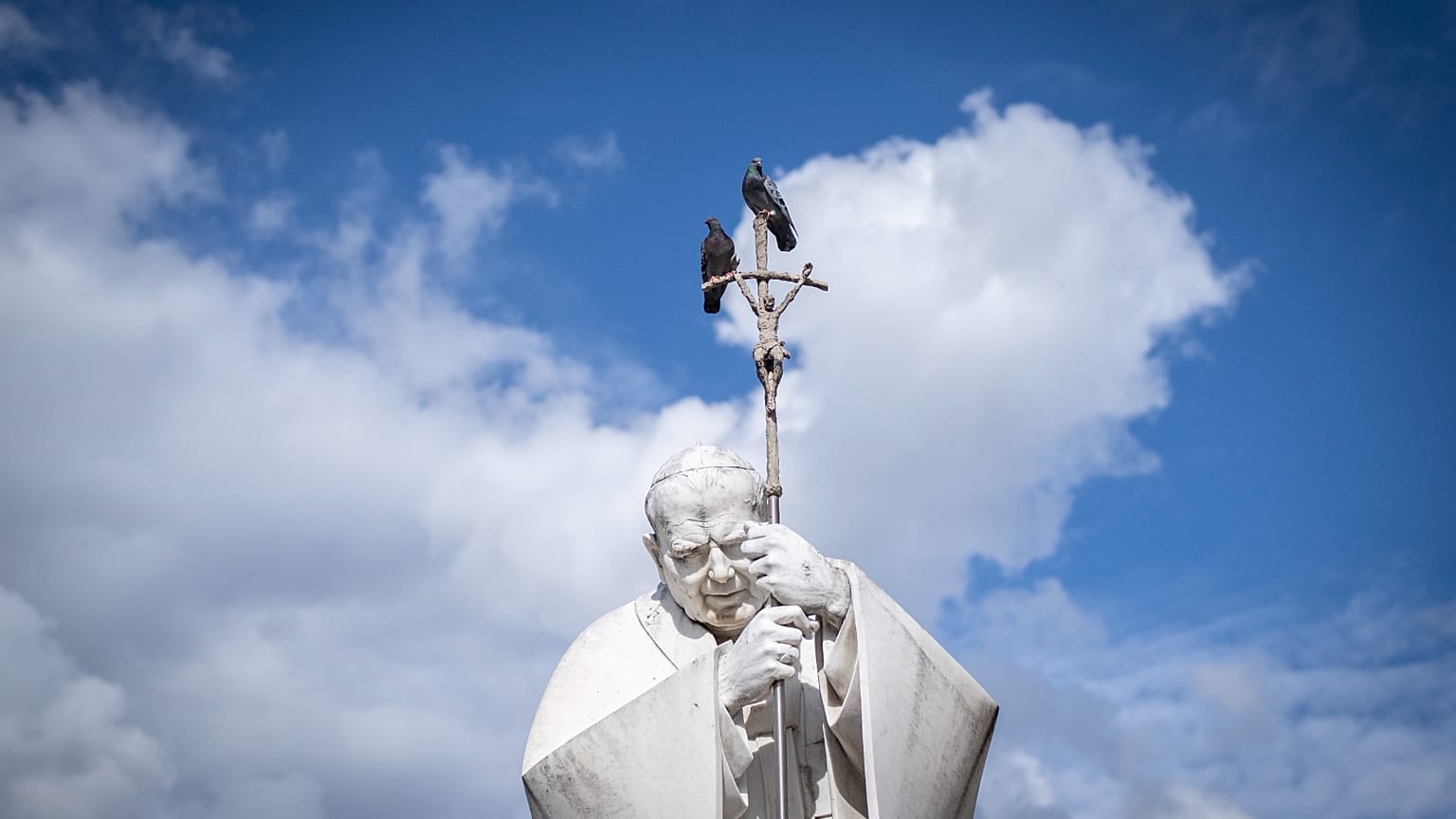 El estado de salud del Papa parece mejorar, pero el pronóstico sigue siendo reservado