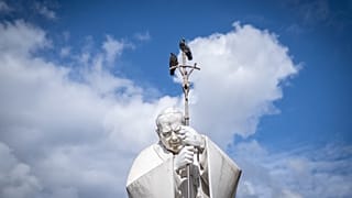 El estado de salud del Papa parece mejorar, pero el pronóstico sigue siendo reservado