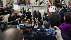 Başkan Yardımcısı JD Vance, Ukrayna Lideri Volodymir Zelensk,y ile konuşurken Başkan Donald Trump da Cuma günü Beyaz Saray'daki Oval Ofis'te onu dinliyor. 