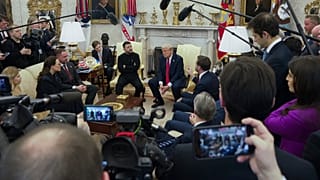 Ο αντιπρόεδρος JD Vance, μιλάει με τον Ουκρανό πρόεδρο Volodymyr Zelenskyy, καθώς ο πρόεδρος Donald Trump, ακούει στο Οβάλ Γραφείο στο Λευκό Οίκο, Παρασκευή 28 Φεβρουαρίου 2025. 