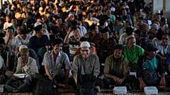  إندونيسيون يجتمعون لتناول الإفطار في أول أيام شهر رمضان المبارك في مسجد الاستقلال في جاكرتا، إندونيسيا، السبت 1 مارس/آذار 2025