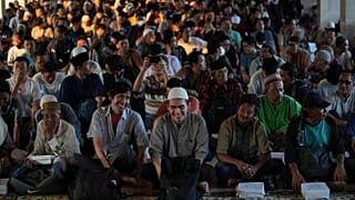  إندونيسيون يجتمعون لتناول الإفطار في أول أيام شهر رمضان المبارك في مسجد الاستقلال في جاكرتا، إندونيسيا، السبت 1 مارس/آذار 2025