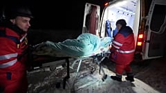 Medizinisches Personal evakuiert einen Patienten aus einem Krankenhaus, das durch einen russischen Angriff in Charkiw, Ukraine, beschädigt wurde, Freitag, 28. Februar 2025.