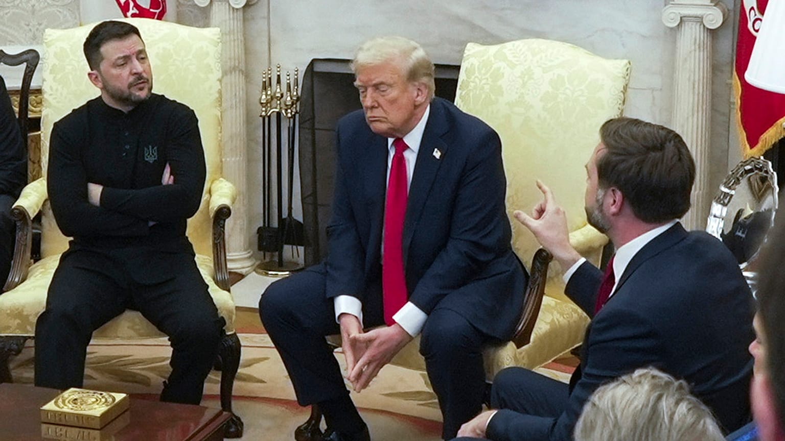 نائب الرئيس الأمريكي جيه دي فانس يتحدث مع الرئيس الأوكراني فولوديمير زيلينسكي، بينما يستمع الرئيس دونالد ترامب إليهما في البيت الأبيض، في 28 فبراير 2025، بواشنطن. 