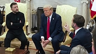 نائب الرئيس الأمريكي جيه دي فانس يتحدث مع الرئيس الأوكراني فولوديمير زيلينسكي، بينما يستمع الرئيس دونالد ترامب إليهما في البيت الأبيض، في 28 فبراير 2025، بواشنطن. 
