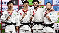 81 kg'da Timur Arbuzov (soldan ikinci) turnuvayı kazandı