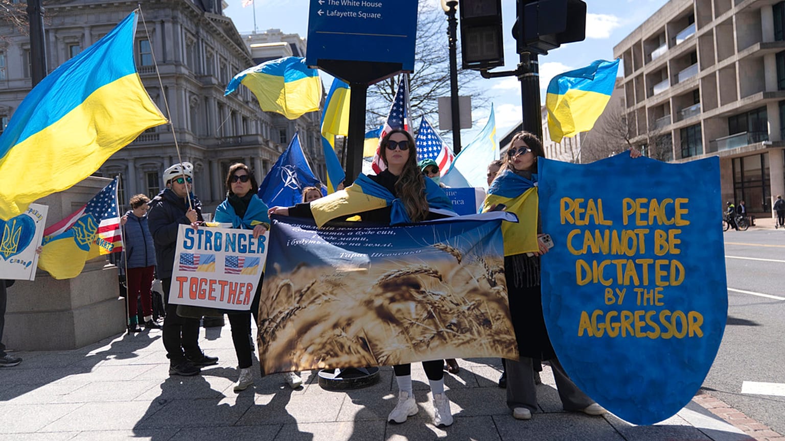 Apoiantes do presidente ucraniano Volodymyr Zelenskyy manifestam-se em frente à Casa Branca, em Washington, na sexta-feira, 28 de fevereiro de 2025