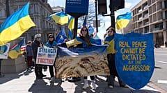 Anhänger des ukrainischen Präsidenten Wolodymyr Zelenskyy versammeln sich vor dem Weißen Haus in Washington, Freitag, 28. Februar 2025