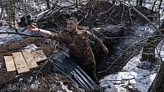 Auf diesem Foto, das vom Pressedienst der 93. mechanisierten Brigade der Ukraine zur Verfügung gestellt wurde, startet ein ukrainischer Soldat eine Drohne aus einem Unterstand im teilweise besetzten Toretsk